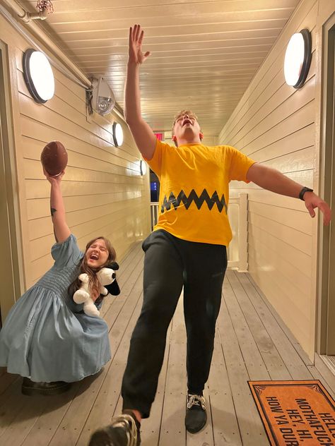 Halloween Costumes For Couples Diy, Cutest Halloween Costumes For Couples, Comfy Couples Costumes, Brown Couple Costumes, Object Halloween Costumes, Lucy And Charlie Brown Costume, Comfy Halloween Costumes For Couples, Cute Easy Halloween Costumes For Couples, Niche Couple Halloween Costumes