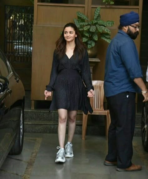 Alia Bhatt Western Outfits, Alia Bhatt Street Style, Alia Bhatt Outfits Casual, Alia Bhatt Casual Outfit, Alia Bhatt Indian Wear, Alia Bhatt Dresses, Alia Bhatt Outfits, Western Dresses For Girl, Celebrity Casual Outfits