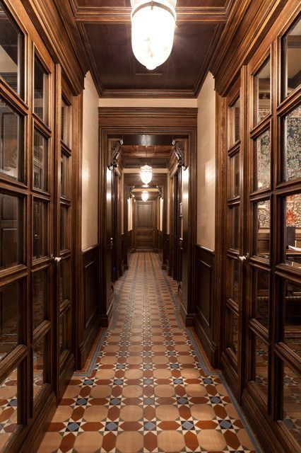 Victorian Hallway Ideas, Classic Hallway, Art In Home, Victorian Hallway, Hallway Landing, Victorian Floor Tiles, Bedroom Victorian, Hallway Wallpaper, Victorian Floor