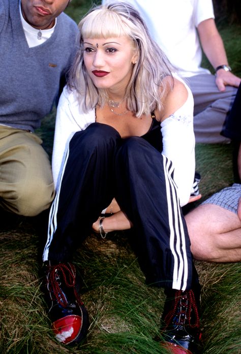 Human, Style, Fashion, Carmine, Knee, Thigh, Street fashion, Necklace, Calf, Long hair, Gwen Stefani Outfits 90s, Gwen Stefani Outfits, Gwen Stefani Hair, Gwen Stefani 90s, Gwen Stephanie, No Doubt Gwen Stefani, Gwen Stefani No Doubt, Gwen Stefani Style, 90s Makeup