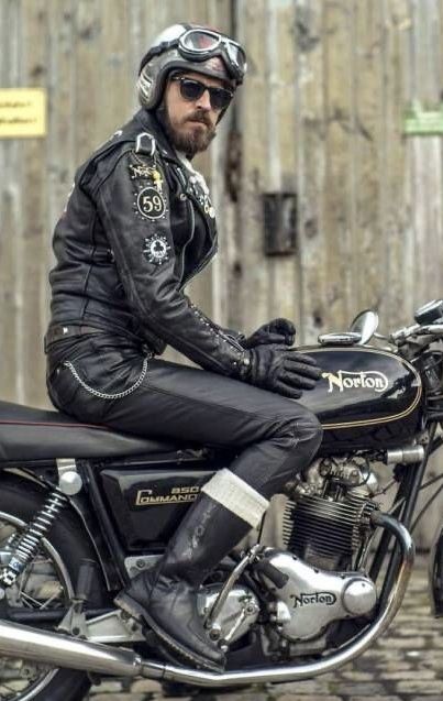 Cafe Racer Fashion, Rocker Style Men, Biker Clothes, Vintage Biker Style, Motorcycle Leathers Suit, Leather Fashion Men, Hot Biker Guys, Bike Leathers, Bear Leather