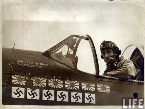 Little Pictures Big History. LCOL James H. Howard proudly displays his kill markings on the side of his P-51 Mustang on January 11th 1944. Wwii Fighter Pilot, Wwii Fighters, B 17, Medal Of Honor, Wwii Aircraft, Ww2 Aircraft, Fighter Pilot, Vintage Aircraft, January 11