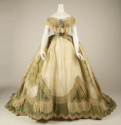 O formato da gola lembra a estampa deste vestido de 1865 Gaun Abad Pertengahan, Historical Gowns, 1860 Fashion, Silk Evening Dress, Mode Tips, 1800s Fashion, Language Proficiency, 19th Century Fashion, Old Dresses