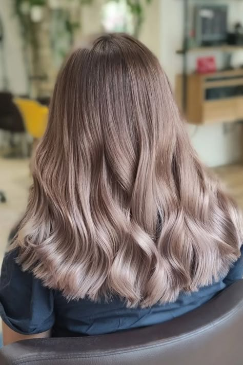 Envie de passer au blond cacao 🍫 ? Touchez l'épingle pour découvrir d'autres idées + nos meilleurs conseils pour tester cette couleur 👆🏻 Balayage Blond Cacao, Blond Cacao, Hair Gloss, Let Your Hair Down, Love Hair, Ash Color, Balayage Hair, Down Hairstyles, Hair Goals