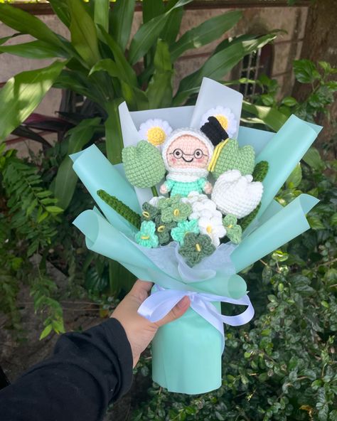 Green theme graduation crochet bouquet #crochet #crochetaddict #crochetflower #crochetbouquet #flower #bouquetbunga Graduation Crochet, Flower Bouquet Graduation, Green Flower Bouquet, Flower Bouquet Crochet, Bouquet Graduation, Bouquet Crochet, Graduation Bouquet, Crochet Flower Bouquet, Things To Crochet