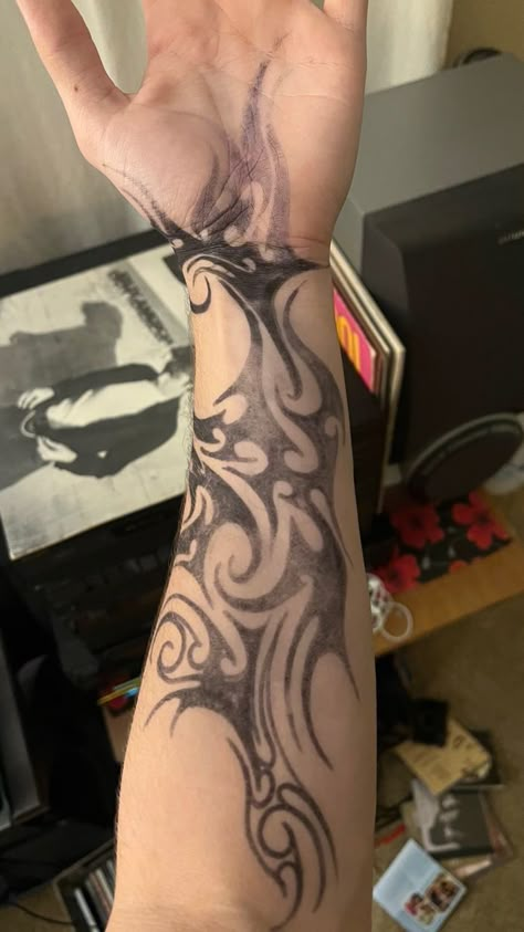 Y2k Forearm Tattoos, Cyberciligism Tattoo Arm, Spiky Tattoos, Cybersigilism Arm Tattoo, Cybersyglism Tattoo, Trible Tattoos For Men, Red Arm Tattoo, Tattoo Swirls, Cybergoth Tattoo