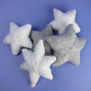 Silver Star Ornament | AllFreeKnitting.com Projek Mengait, Knit Star, Knit Christmas Ornaments, Knitted Christmas Decorations, Craft Challenge, Star Ornaments, Holiday Knits, Fair Isles, Christmas Knitting Patterns