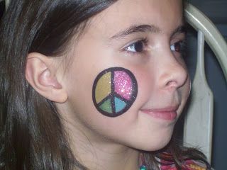 DIY Peace Sign Face Paint #DIY #PeaceSigns #CheekArt #FacePainting #Birthdays #Birthday #Parties #Party Easy Halloween Face Painting, Diy Face Paint, American Girl Parties, Cheek Art, Face Painting Tutorials, Kids Carnival, Festival Face, Arm Art, Face Painting Easy