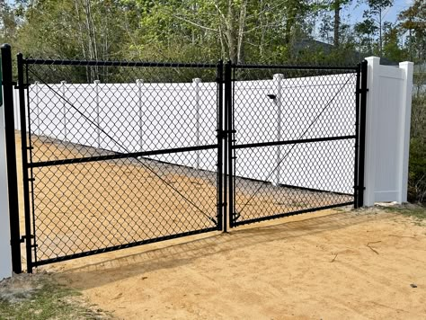 Chain Link Gate Ideas, Steel Matting Fence Ideas, Chain Link Fence Installation, Cyclone Fence, Chain Link Fence Gate, Farm Entrance, Exterior Door Designs, Yard Gate, Metal Fence Panels