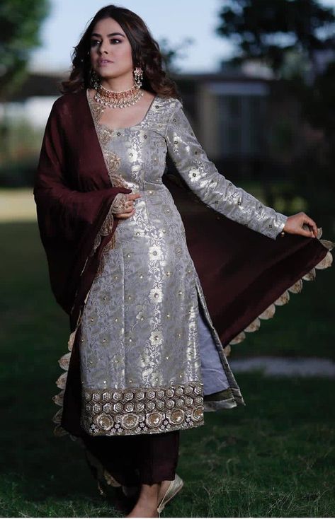 Simple Indian Suits, Embroidery Suits Punjabi, Suits Punjabi, Outfit 2020, Punjabi Outfits, Pakistani Fancy Dresses, Sleeves Designs For Dresses, Simple Pakistani Dresses, Designer Party Wear Dresses