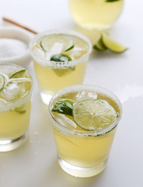 ginger beergaritas I howsweeteats.com Ginger Beer Margarita, Beer Margaritas, Tequila Drinks, Brunch Cocktails, Tequila Cocktails, God Mat, Think Food, Triple Sec, Ginger Beer