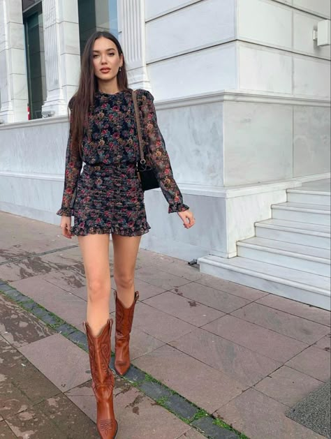 Rodeo Outfits For Women, Country Concert Outfit Ideas, Cowboy Boot Outfits, Boho Winter Outfits, Outfit Botas, Country Concert Outfits, Elegance Dress, Spring Attire, Casual Country Outfits