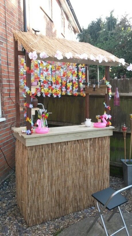 Diy Tiki bar garden bar Diy Tiki Bar Roof, Diy Tiki Bar Cheap, Tiki Boxes Diy, Luau Tiki Bar, Diy Tiki Bar, Tiki Bar Ideas, Tiki Bars Diy, Tikki Bar, Tiki Carving