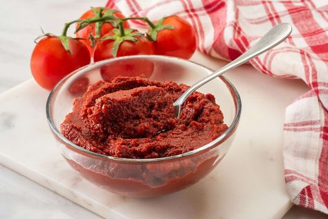 Discover the best substitutes for tomato paste, including tomato sauce and tomato puree. Learn how to use and cook with these substitutions so your recipes are as delicious as ever. Best Tomatoes To Grow, Growing Roma Tomatoes, How To Store Tomatoes, Canned Juice, Cooking Substitutions, Fresh Tomato Sauce, Sauce Tomate, Fresh Juice, Run Out