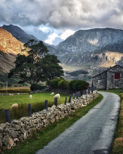 Landscapes, Animals & Heritage on Instagram: “Missing the beaut welsh countryside! 😍🐑 Location: little road in parallel to the A5 heading towards Ogwen Valley. .⠀ .⠀ .⠀ .⠀ . .⠀ .⠀ .⠀ .⠀…” Countryside Photography, Welsh Countryside, Irish Countryside, Beautiful Travel Destinations, Snowdonia, Scenic Routes, English Countryside, England Travel, Country Road