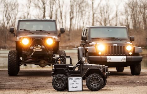 Jeep family, baby jeep, baby announcement Family Jeep Photoshoot, Jeep Gender Reveal Ideas, Baby Jeep, Baby 2 Announcement, Cole Baby, Jeep Baby, Mom Dad Baby, Baby Boy Announcement, Foto Shoot