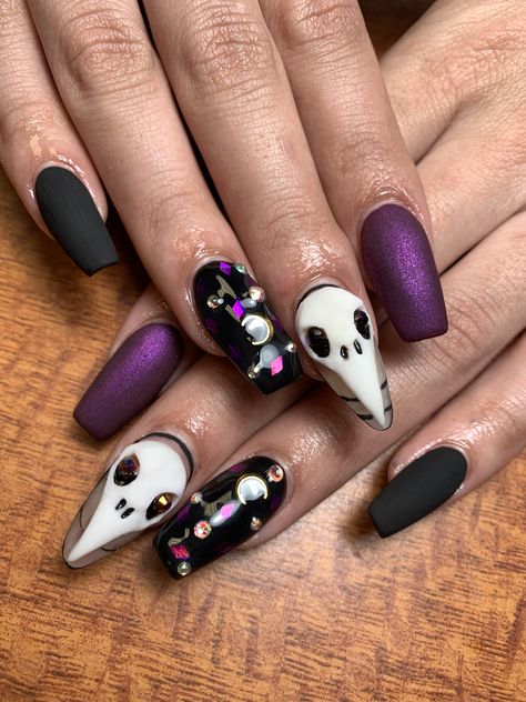 The Crow Nails, Crow Nails, Skull Nails Short, Bird Skull Nails, Skull Gel Nails, Black Skull Nails Acrylic, Oval Nails Designs, Skull Nails, Crow Skull