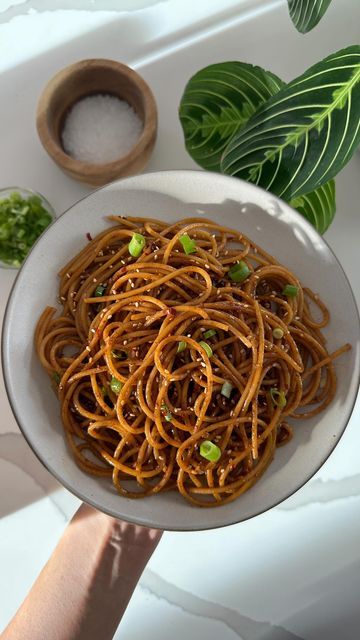 Maxine Sharf on Instagram: "15 minute chili garlic noodles 🌶️ . ▪��️8 oz. Spaghetti▪️2 Tbsp. Butter▪️5 Cloves Garlic, minced▪️1 Pinch Salt▪️3 Tbsp Chili Oil▪️1 Tbsp Peanut Butter▪️2 Tbsp Soy Sauce▪️2 Scallions, sliced▪️1 Cup Pasta Water▪️2 Tbsp White Vinegar▪️Sesame Seeds▪️ . 🌱Vegan Modification: Sub in olive oil for butter . 1️⃣ Bring a pot of salted water to a boil and add spaghetti; set a timer for 6 min 2️⃣ Right after dropping the spaghetti into the water, start the sauce by melting butter Chili Garlic Noodles, Maxine Sharf, Melting Butter, Pasta Water, Garlic Noodles, Chili Oil, The Sauce, White Vinegar, Sesame Seeds