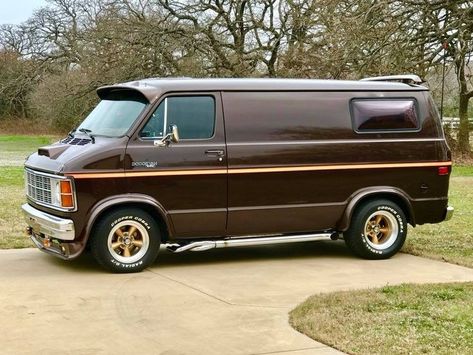 Sick 70's style Dodge van. Van Pictures, Customised Vans, Chevrolet Van, Dodge Ram Van, Volkswagen Vans, Room Photography, Model Truck Kits, Old School Vans, Dodge Van