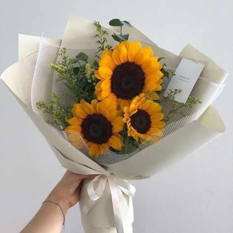 Flower Bouquet Diy, Boquette Flowers, Sunflower Bouquets, Animal Nursery Decor, Sunflower Yellow, Flowers Bouquet Gift, Flower Therapy, Luxury Flowers, Diy Bouquet