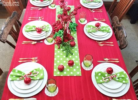 Grinch Inspired Christmas Table Setting Grinch Christmas Table Decor, Grinch Christmas Decorations Table, Grinch Themed Table Decorations, Fun Christmas Table Settings, Grinch Xmas Decorations Diy, Grinch Christmas Table Setting, Whimsical Christmas Table Decor, Friendsmas Dinner Table Settings, Whoville Table Decorations