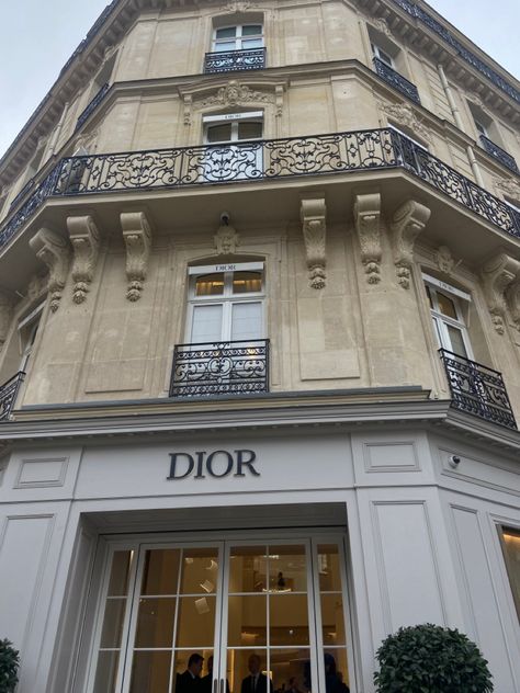 Dior store in Paris Dior House Paris, Paris Shops Aesthetic, Paris Aesthetic Coquette, Paris Aesthetic Shopping, Shopping In Paris Aesthetic, Dior Paris Store, Sarah Aesthetic, Paris Coquette, Aesthetic Screen