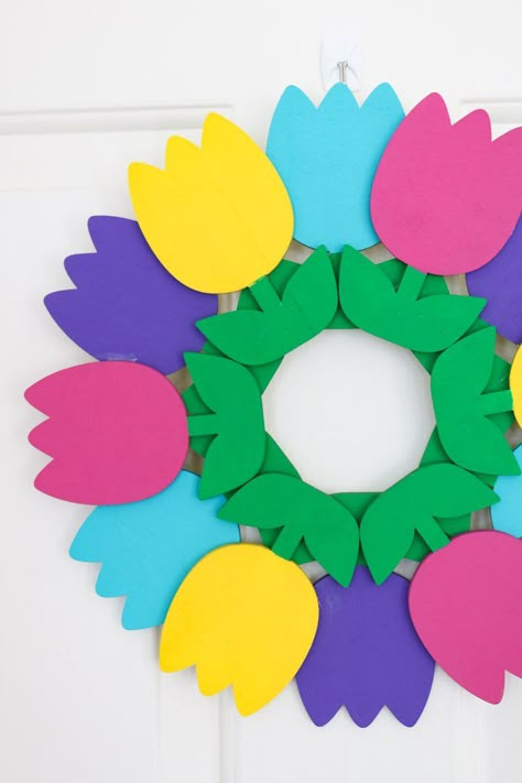 Make a tulip wreath with a few supplies! This will look great on your front door this spring! #spring #wreath #tulips #wood #woodcrafts #springwreath #springcrafts Tulip Tutorial, Tulip Spring Wreath, Easter Wood Crafts, Easter Wreath Diy, Colorful Wreath, Monthly Crafts, Country Chic Cottage, Tulip Wreath, Wood Crafts Diy