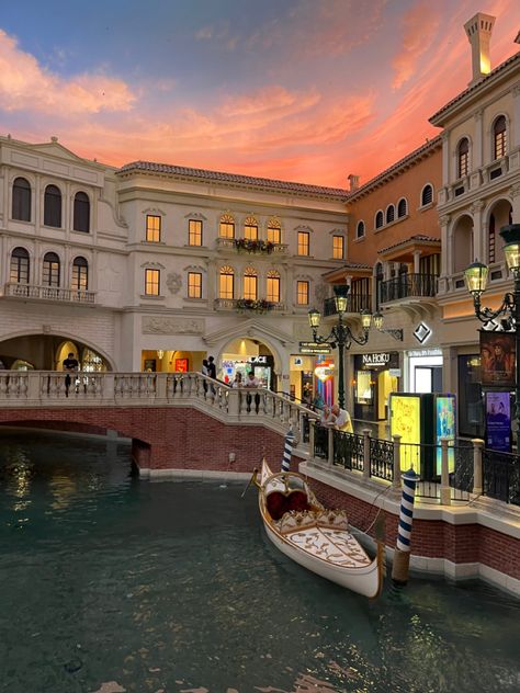 Las Vegas Casino Aesthetic, Las Vegas Aesthetic, Vegas Vibes, Vegas Aesthetic, Magical Stuff, Venetian Las Vegas, Venetian Hotel, Vegas Night, Fake Life