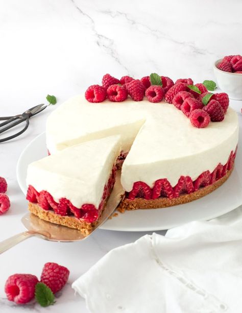 Une recette de cheesecake sans cuisson aux framboises fraîches, détaillée en pas à pas, pour un dessert ou un goûter frais et léger ! Cheesecake Entremet, Chesse Cake, Dessert Fruits, Desserts Faciles, Raspberry No Bake Cheesecake, Dessert Leger, Dessert Cheesecake, Light Dessert, Desserts With Biscuits