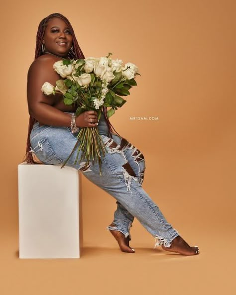 36th Birthday Photoshoot Ideas, 36 Birthday Photoshoot Ideas, 36th Birthday Ideas For Her, Birthday Shoot Ideas For Women, Flower Birthday Photoshoot, Studio Poses For Women, 25 Photoshoot, Photoshoot With Flowers, Jordan Year