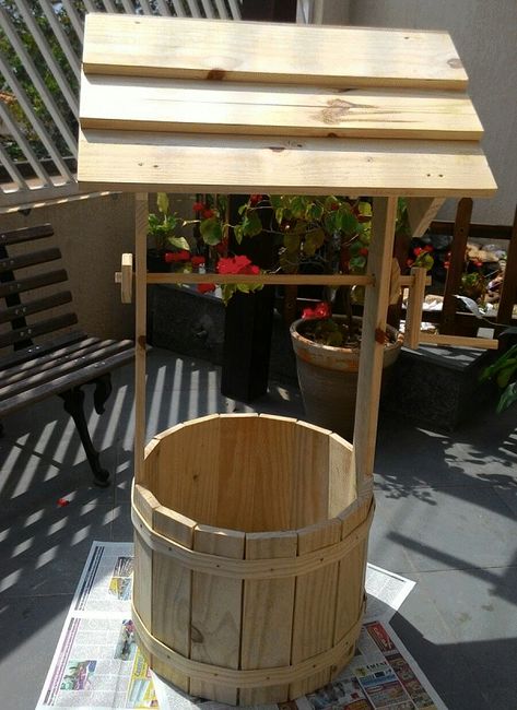 Diy Wooden Wishing Well, Diy Wood Wishing Well, Wooden Well Pump Cover, Wishing Well Ideas Diy, Diy Wishing Well Easy, Pallet Wishing Well, Diy Wishing Well, Wooden Wishing Well, Diy Wishing Wells