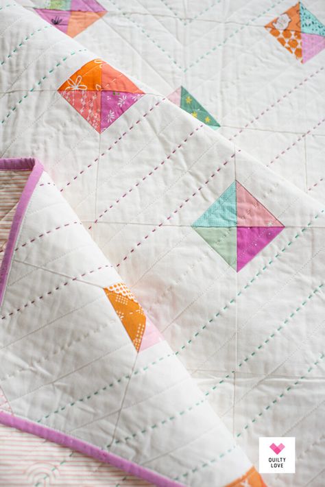 Free scrap stash quilt pattern - Scrappy Corners quilt - Quilty Love Simple Quilting Patterns, Beginner Baby Quilt Patterns, Fast Quilt Patterns, Jelly Roll Quilt Patterns Free, Quilting Patterns Free Templates, Minimal Quilt, Scrap Quilt Blocks, Quilt Patterns Simple, Minimalist Quilt Patterns