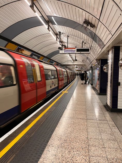 London Subway Aesthetic, Subway Station Aesthetic, Subway Wallpaper, Metro Aesthetics, Subway Photography, Seoul Subway, Subway Aesthetic, London Subway, Copenhagen Aesthetic