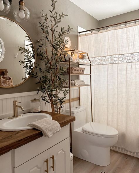 Small Bathrooms With Stand Up Showers, Bathroom Interior Design Traditional, Bathroom For Apartment, Walk In Shower Layout Ideas, Bathroom Ideas Dark Brown Cabinets, Cozy Clean Bathroom Ideas, Black Brown And Gray Bathroom, Guest Bathroom Ideas Shower Curtains, Ways To Hang Shower Curtains