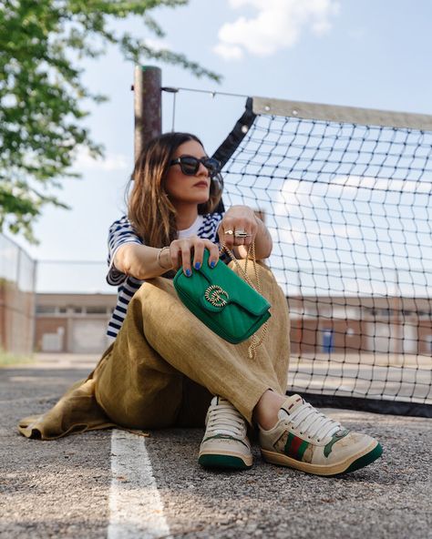 Gucci Screener Sneaker Outfit, Green Handbag Outfit, Green Purse Outfit, Gucci Sneakers Outfit, Green Bag Outfit, Gucci Bag Outfit, Tenis Gucci, Gucci Screener, White Linen Suit