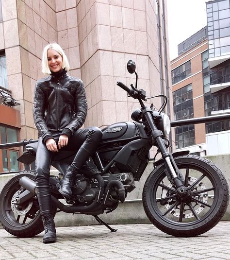 scrambler_girls If love Scrambler Motor via @scramblerducati Ducati Scrambler Custom, Jesse Ward, Norton Cafe Racer, Ducati Desmo, Arch Motorcycle, Modern Cafe Racer, Female Motorcycle Riders, Cafe Racer Girl, Motorcycle Photography