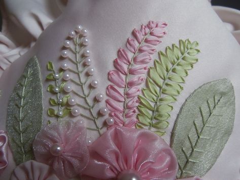 Silk ribbon embroidery with pearl bead detailing Tutorial Sulaman Pita, Silk Ribbon Embroidery Tutorial, Sulaman Pita, Silk Ribbon Embroidery Patterns, Ribbon Embroidery Kit, Embroidery Leaf, Ribbon Embroidery Tutorial, Crazy Quilting, Pola Sulam