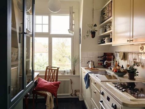 House Scandinavian Style, Small Attic Room, European Apartment, Swedish Apartment, Galley Kitchens, Swedish Style, Swedish House, Future Perfect, Style Deco