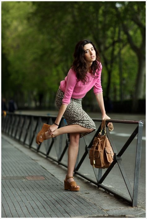 the sartorialist Sartorialist Women, Shoes Pose, Leopard Pencil Skirt, The Sartorialist, Leopard Print Skirt, Leopard Skirt, Pink Sweater, Printed Skirts, The Professional