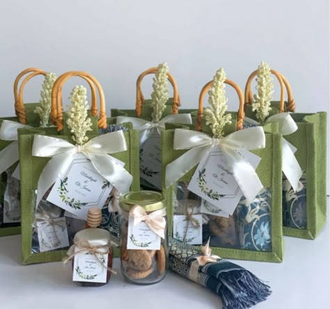 Doorgift Bag Ideas, Hampers Bag Ideas, Hamper Raya Ideas, Lebaran Hampers Gift Ideas, Ied Hampers Idea, Ramadhan Gifts Idea, Diy Hampers Lebaran, Door Gift Ideas Wedding, Ramadan Baskets Gift Ideas