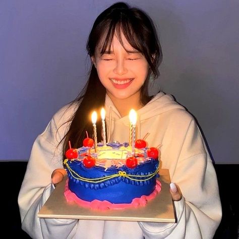 tags : #chuu #loona #icon #messybirthday #birthdaycake #kimjiwoo #jiwoo #chuuloona #loonaicon Birthday Icon, Chuu Loona, Birthday Pictures, Birthday Photoshoot, Extended Play, Eat Cake, Kpop Idol, Korean Girl, Birthday Candles