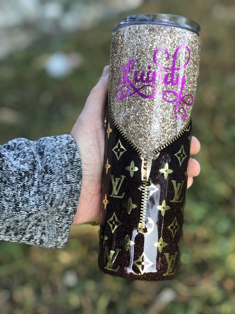 LV Glitter Design with Zipper on the 20oz. Skinny Tumbler (Hogg Stainless Steel Double-Walled) Zipper Tumbler Ideas, Zipper Tumbler, Work Vision Board, Glitter Tumbler Cups, Monster Can, Tumbler Cups, Custom Tumblers, Resin Diy, Beverage Can