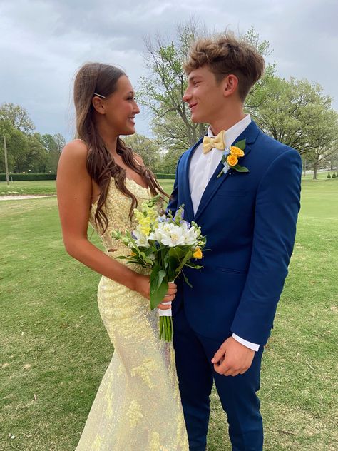 Sequence Prom Dresses Long, Yellow Prom Dress Couple Outfit, Prom Hairstyle Strapless Dress, Prom Couple 2023, Blue Suit Prom Couple, Navy And Yellow Prom Couple, Senior Prom Couples, Couples Prom Ideas, Navy Blue And Yellow Prom Couple