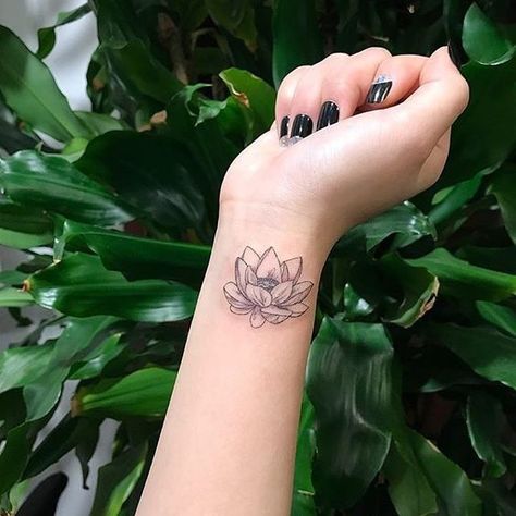 Lotus Wrist Tattoo, Watercolor Wrist Tattoo, Mandala Arm Tattoo, Dotwork Tattoo Mandala, Flower Wrist Tattoos, Wrist Tattoos For Guys, Inspiration Tattoos, Small Girl Tattoos, Small Wrist Tattoos