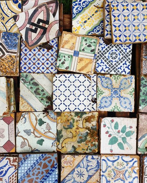 Vintage Italian Tiles, Italian Patterns Traditional, Italian Kitchen Tiles, Sardinia House, Italian Style Bathroom, Italian Villa Decor, Italian Patterns, Old Italian House, Italy Tiles