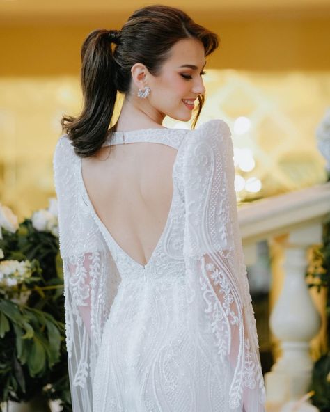 Gown: https://instagram.com/banggoniu?igshid=YmMyMTA2M2Y= Fully beaded modern Filipiniana wedding dress with cape sleeves in organdy and illusion tulle✨ Detachable Filipiniana Sleeves, Filipino Inspired Wedding Dress, Modern Filipiniana Wedding Dress, Filipina Wedding Dress, Modern Filipiniana Wedding Gown, Filipino Wedding Dress, Filipiniana Wedding Gown, Wedding Dress With Cape Sleeves, Modern Filipiniana Wedding