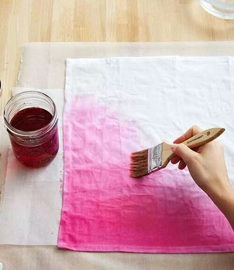 Ombre dyed napkins Painted Napkins, Dyed Napkins, Diy Place Settings, Paint Trends, Pretty Crafts, Pink Dye, Diy Ombre, Painting Fabric, Fabric Dyeing