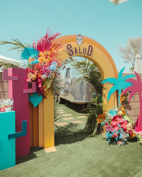 Take us back to Coachella and this dope @tastesalud party!🌴🍹 Every guest walked through this amazing archway into a Salud play land where… | Instagram Coachella Theme Decor, Event Entry Gate Design, Coachella Party Ideas Decor, Brunch Backdrop, Coachella Decor, Haldi Carnival, Summer Activation, Coachella Party Ideas, Event Arch