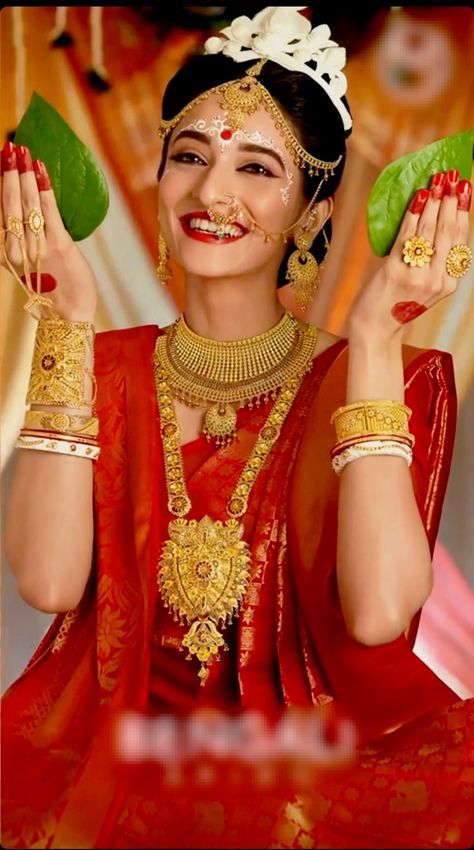 Bengali Bride Saree, Simple Bengali Bridal Look, Bengali Bride Traditional Look, Bengali Wedding Look, Bengali Bride Makeup, Bengali Fashion, Bridesmaid Poses, Indian Bride Makeup, Indian Bridesmaids