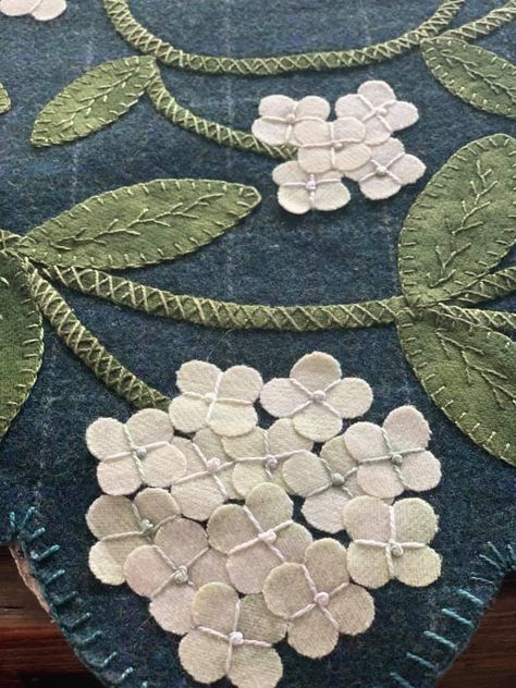 Stole Ideas, Wool Applique Quilts, Wool Felt Projects, Wool Applique Patterns, Textile Art Embroidery, Felted Wool Crafts, Fabric Christmas Ornaments Diy, Folded Fabric Ornaments, Wool Quilts